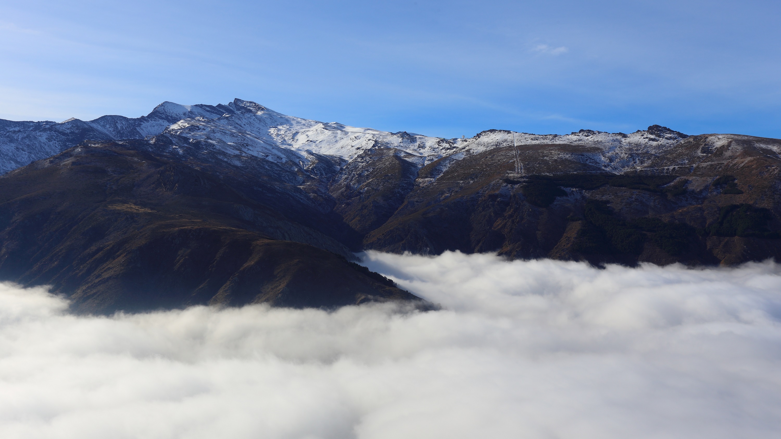 Un río de niebla en Sierra Nevada