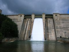 Presa de hormigón, soltando agua por el aliviadero