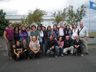 Grupo de personas delante del aula de mar